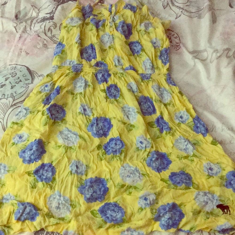 I’m selling a dress that is yellow!